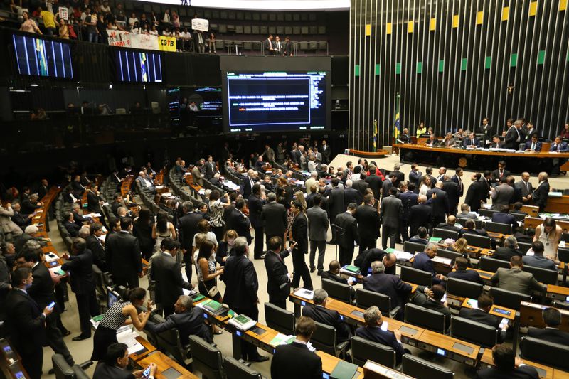 Brasília - A PEC 241, que limita o Teto dos Gastos Públicos é aprovada em 2º turno na Câmara, e o relator, deputado Darcísio Perondi, comemora (Fabio Rodrigues Pozzebom/Agência Brasil)