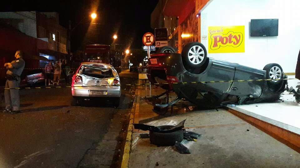 Motorista bêbado bate carro e mata jovem em bar