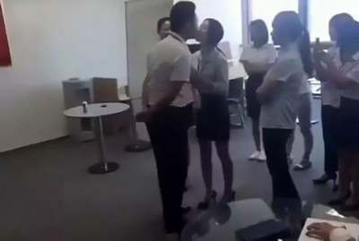 Funcionárias são obrigadas a beijar chefe na boca