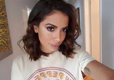 Anitta é atacada pelo público e sai chorando em show