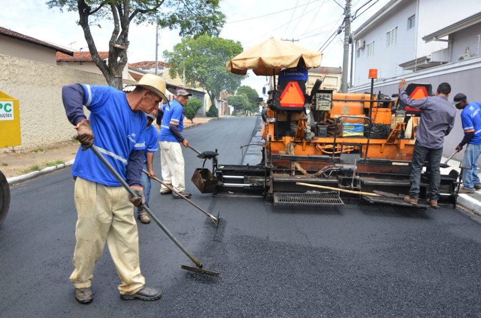 Prefeitura continua recapeamento em Marília