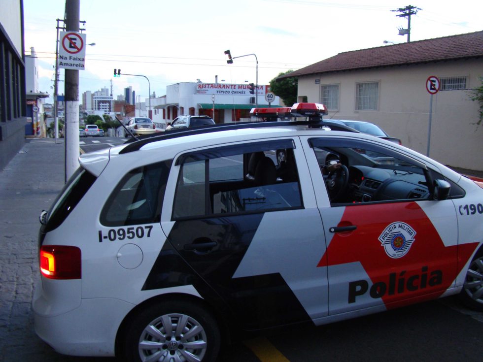 PM apreende quase 1kg de drogas em terreno