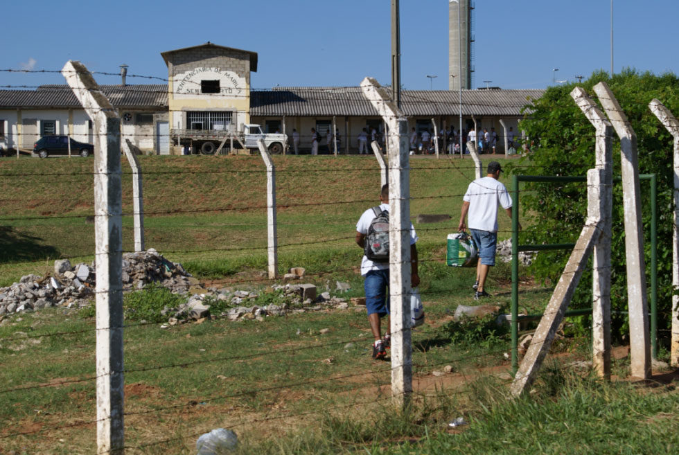 Dois presos do semiaberto fogem em Marília