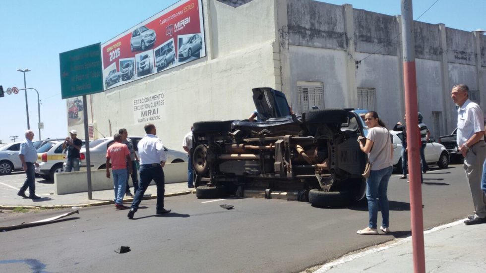 Caminhonete capota e deixa um ferido no Centro