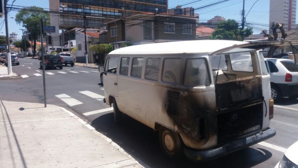 Kombi pega fogo na Rua Bandeirantes