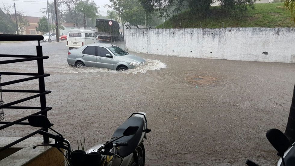 Chuva volta a cair forte em Marília e região