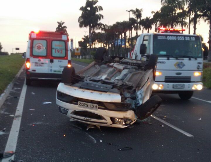 Carro capota em grave acidente na SP-294