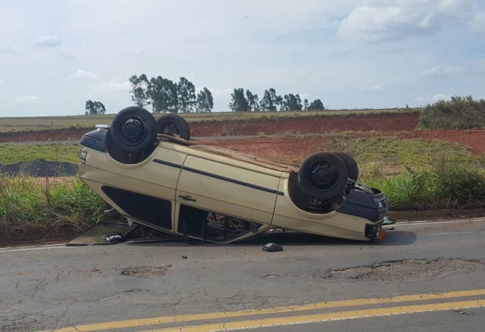 Carro capota na rodovia SP-333 em Marília