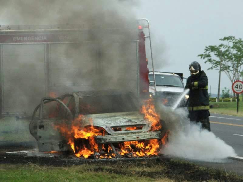 Carro pega fogo no meio da rodovia SP-294