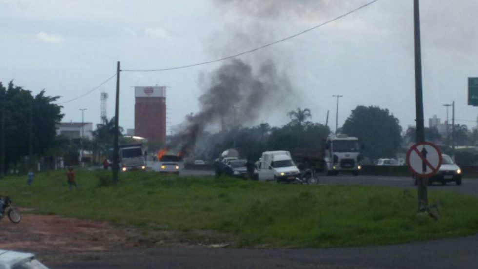 Kombi pega fogo no meio de rodovia em Marília