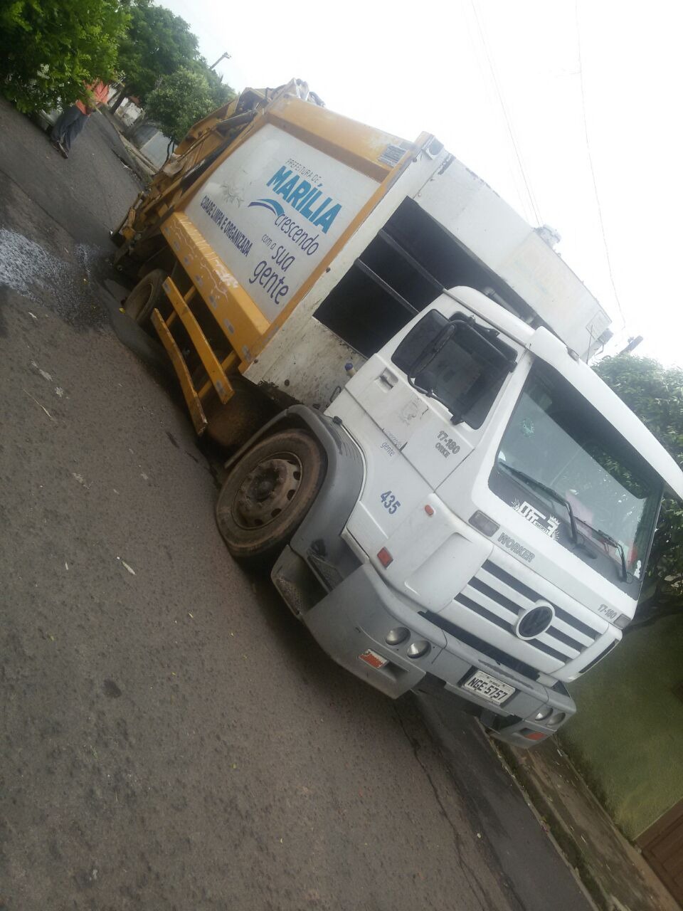 Caminhão prende roda e abre cratera no Nova Marília