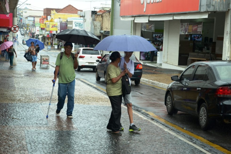 Marília amanhece com chuva e tempo fechado