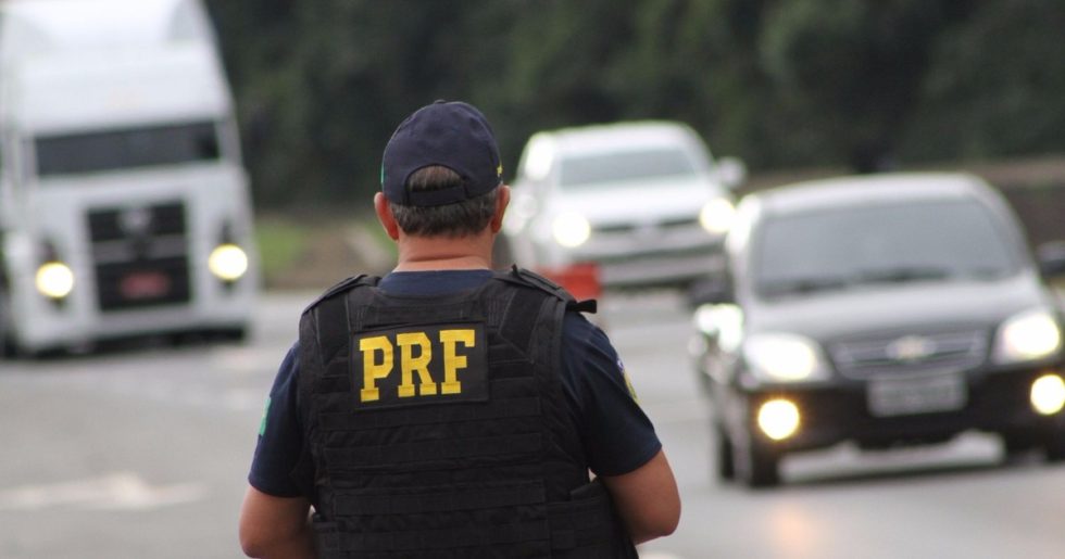 Justiça libera aplicação de multas por farol desligado