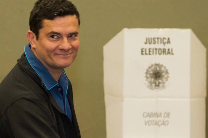 Sergio Moro é aplaudido por eleitores ao votar