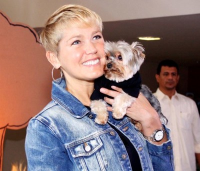 Xuxa Meneghel é criticada por beijar cachorro