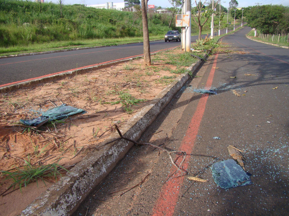 Acidente com jovens e bebida deixa carro destruído