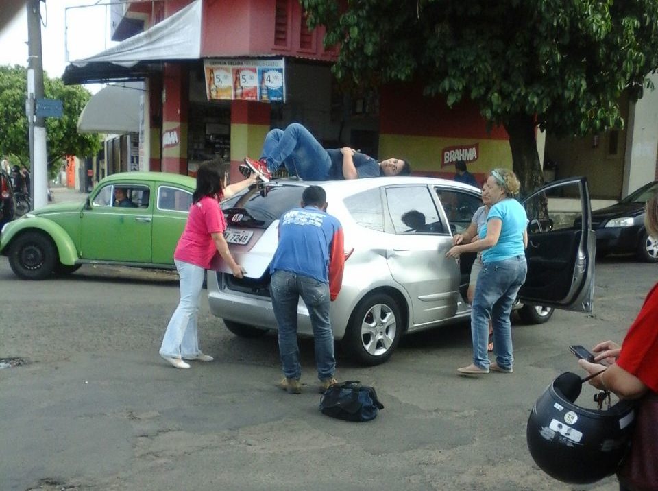 Homem para no teto de carro após acidente em Marília