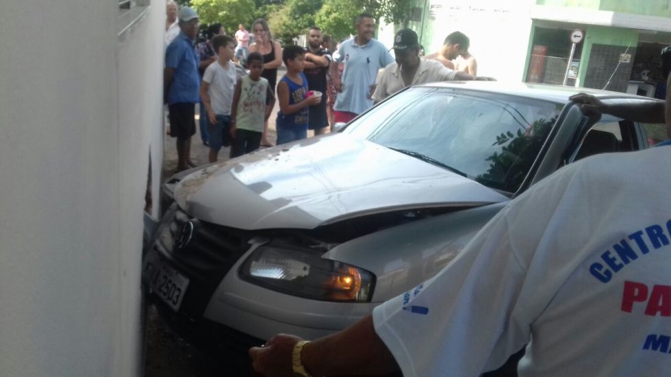 Carro bate em muro na zona norte de Marília