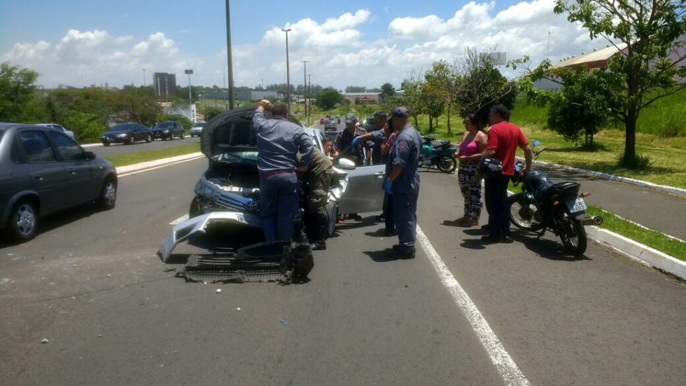 Mulher derruba poste em acidente na zona norte