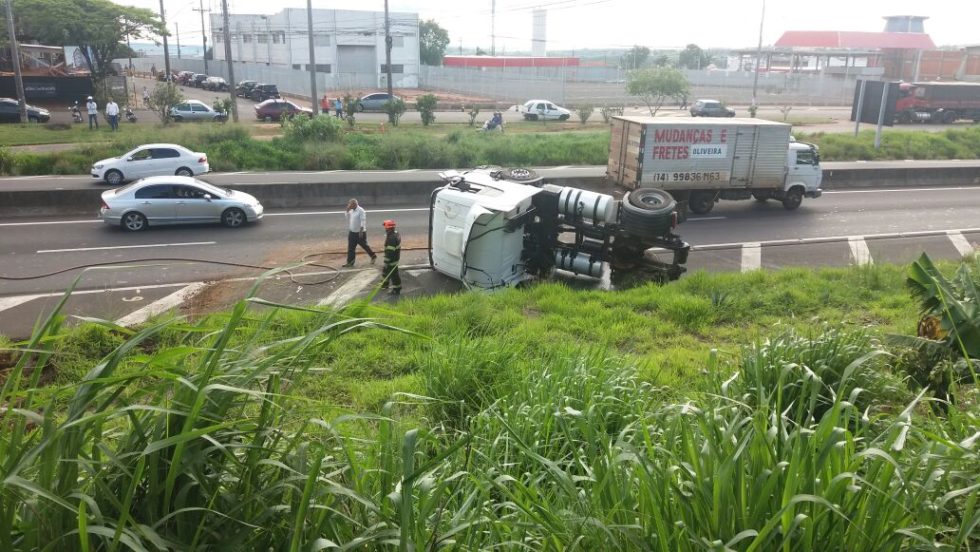 Caminhão tomba na Rodovia do Contorno