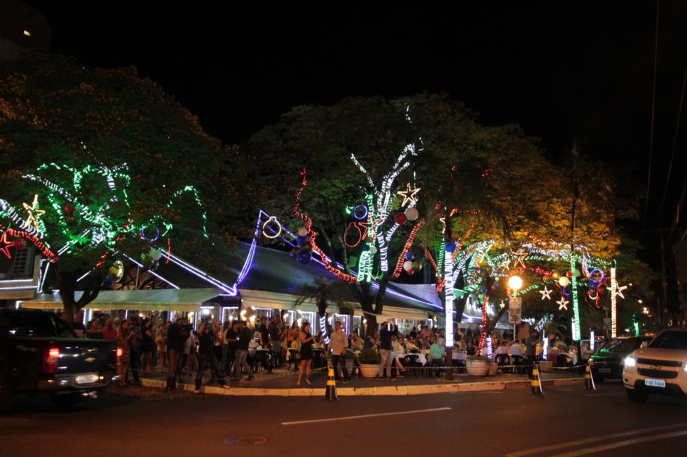 Chaplin inaugura decoração de Natal com festa