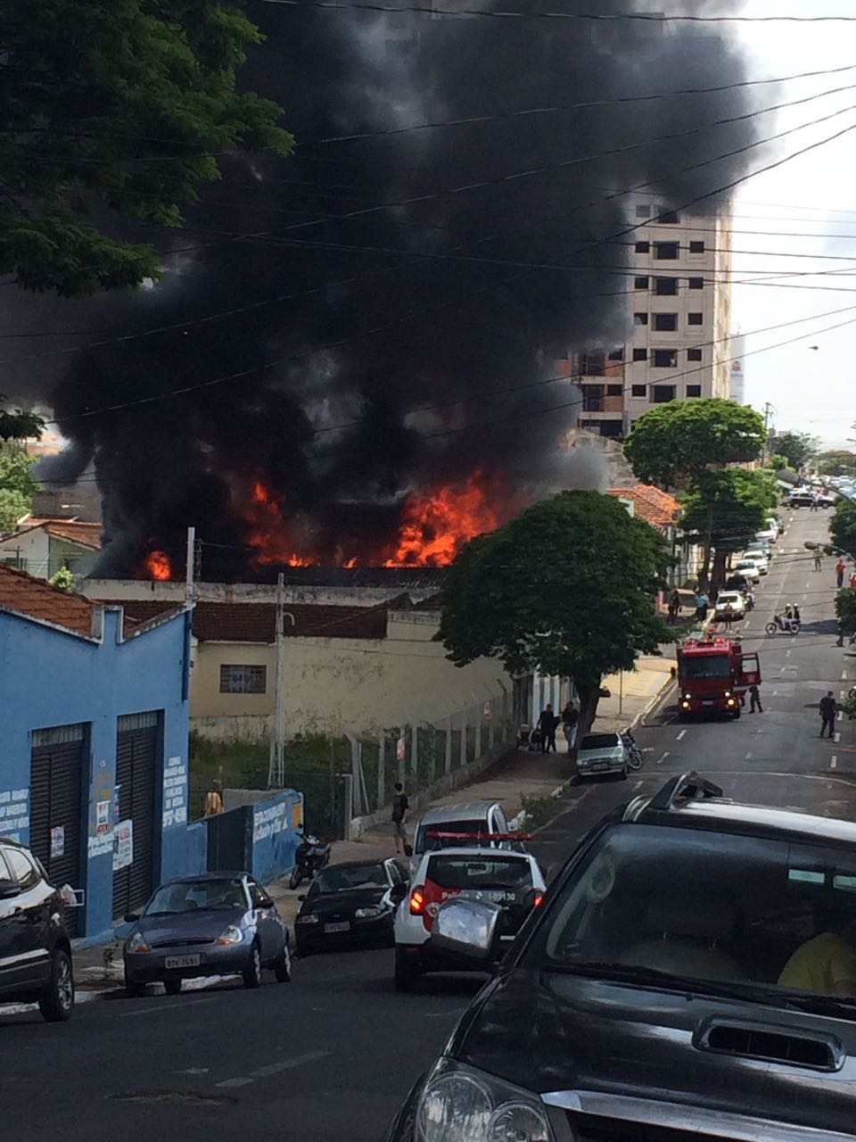 Grande incêndio mobiliza Bombeiros e interdita rua