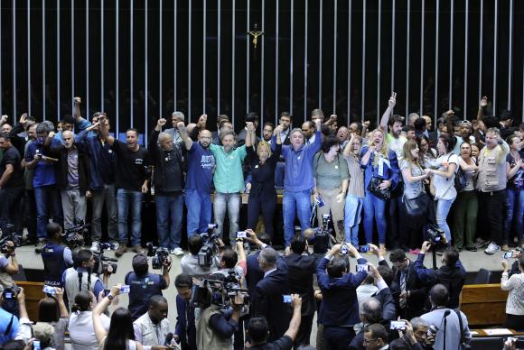 manifestantes_ocupam_plenario_da_camara