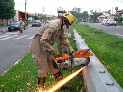 Corpo em decomposição é encontrado dentro de poste