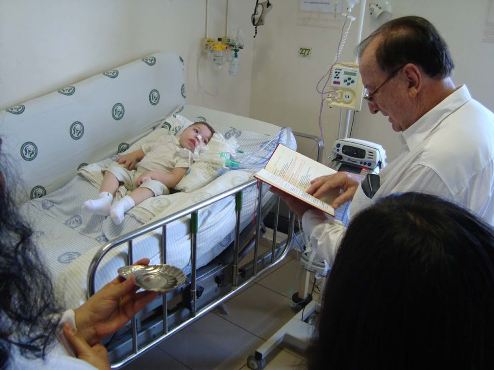 Bebê internado na Santa Casa é batizado na pediatria