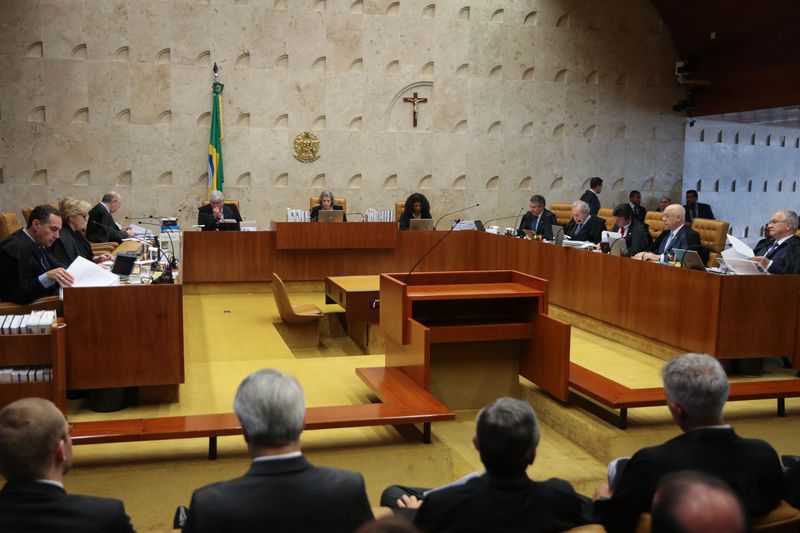 Supremo mantém Renan na presidência do Senado