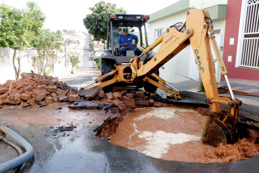 Adutora da Lima e Costa rompe novamente