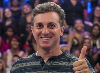 Luciano Huck usa transporte público para trabalhar