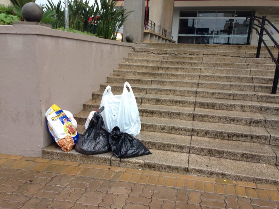 Moradores protestam com lixo na Prefeitura