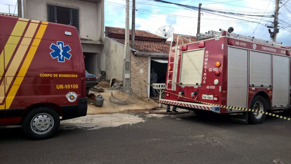 Homem ameaça se matar e explodir casa