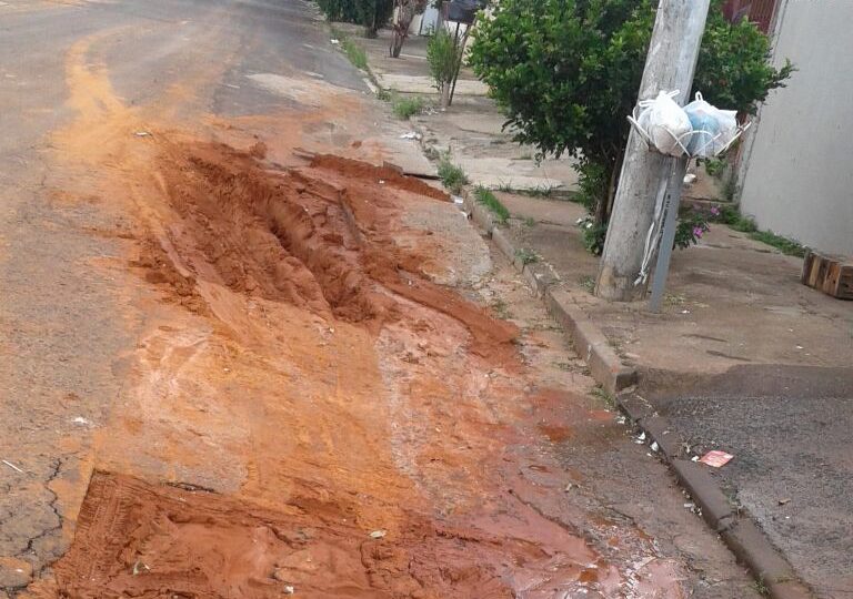 Buraco e lama irritam moradores da zona norte