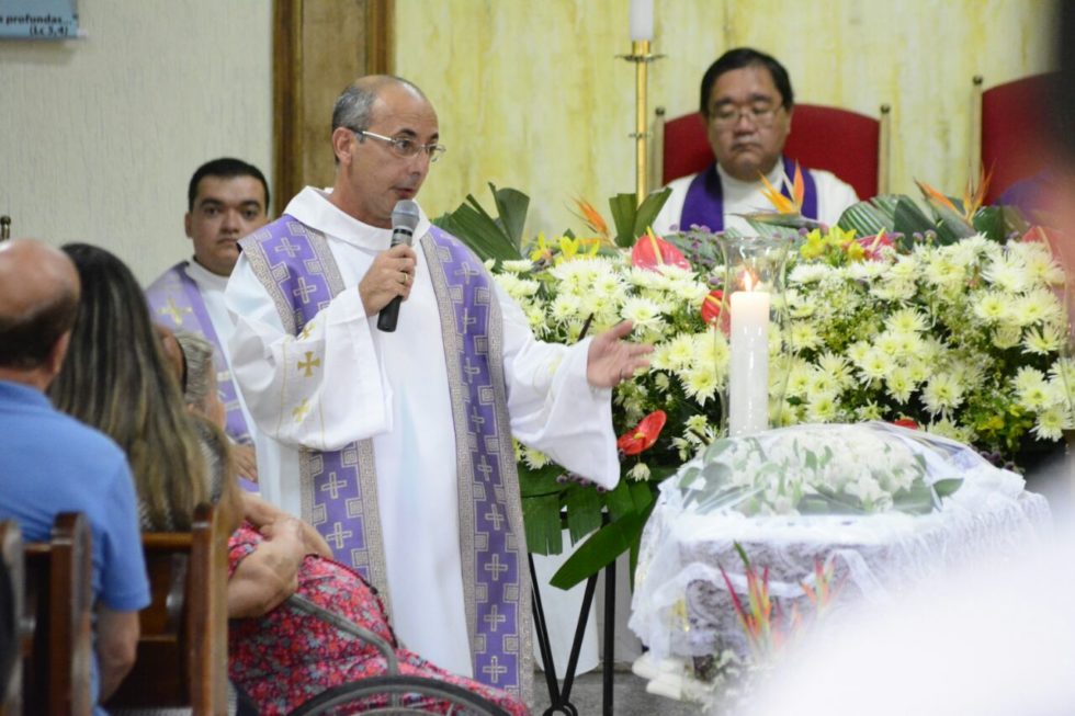 Padre vítima de acidente é velado em igreja de Marília