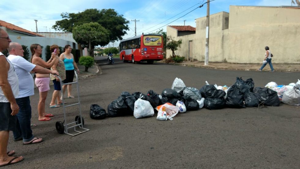 Moradores revoltados colocam lixo no meio da rua