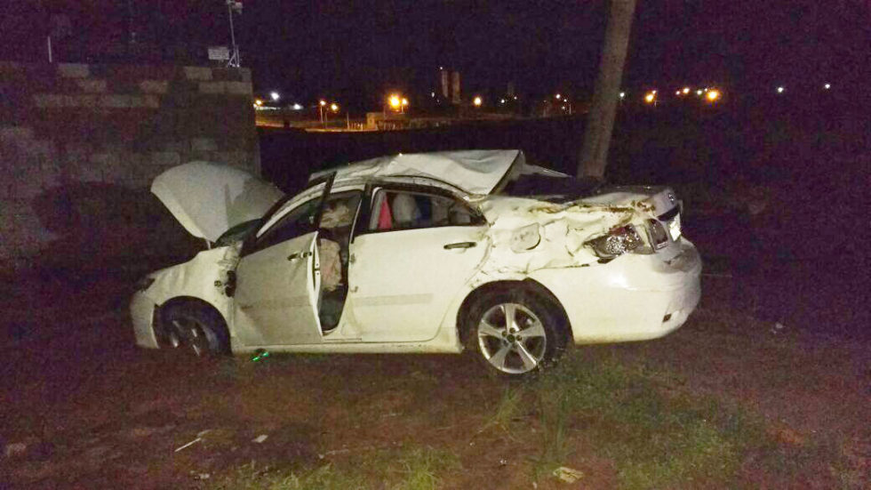 Carro bate em poste na zona leste de Marília