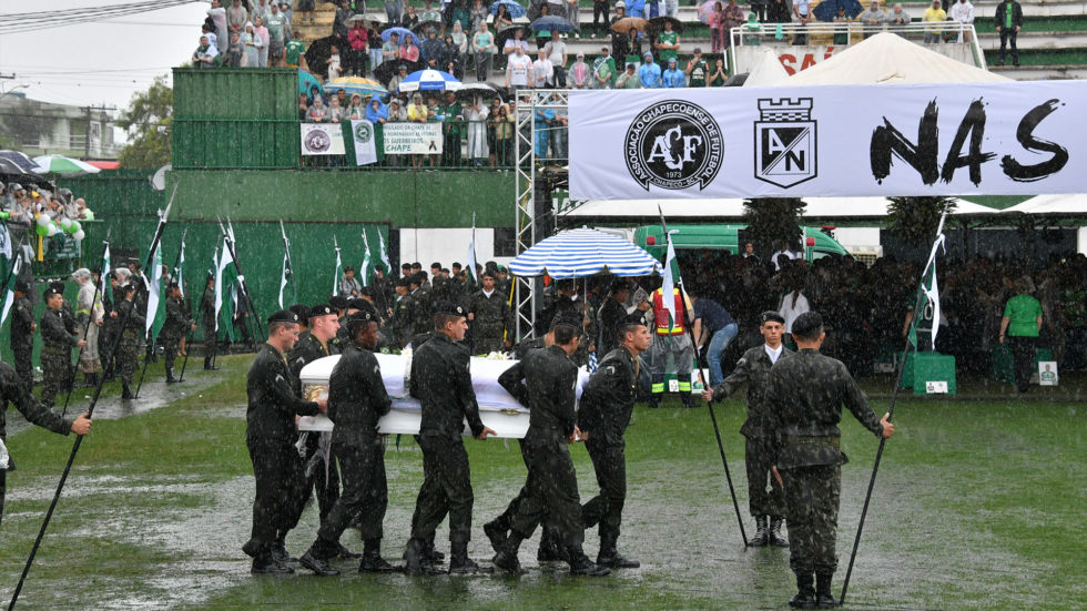 Arena Condá lotada recebe corpos e agradece apoio