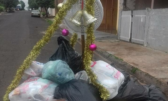 Protesto em Marília tem “árvore de Natal” de lixo