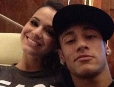 Sem Bruna, Neymar é visto em balada com moça