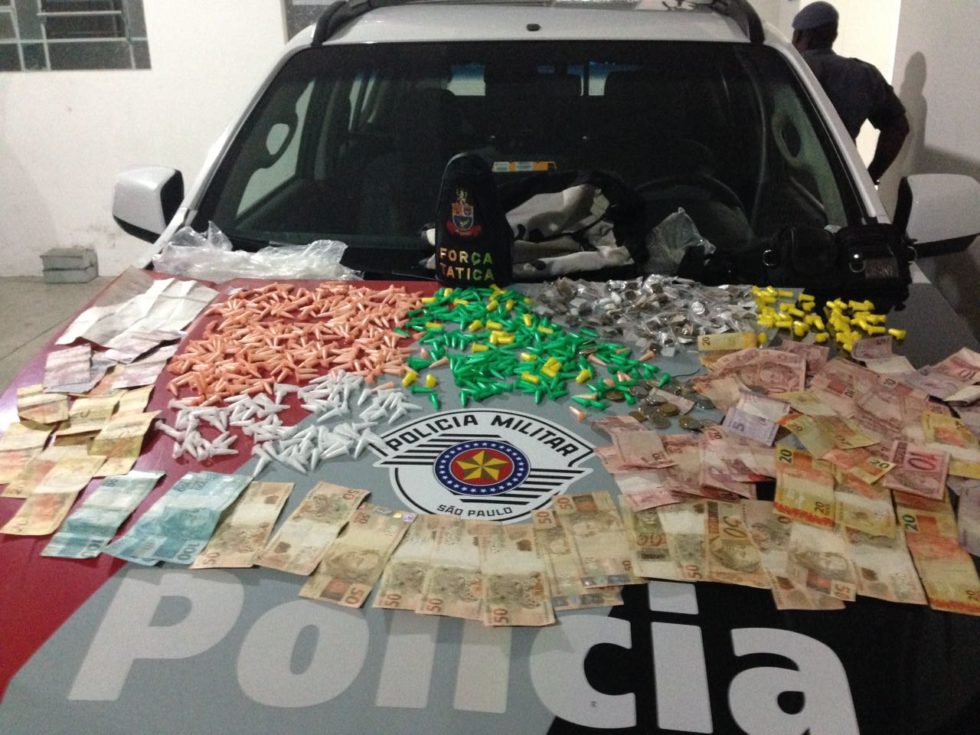 Jovem é preso com droga e R$ 2 mil na Vila Barros