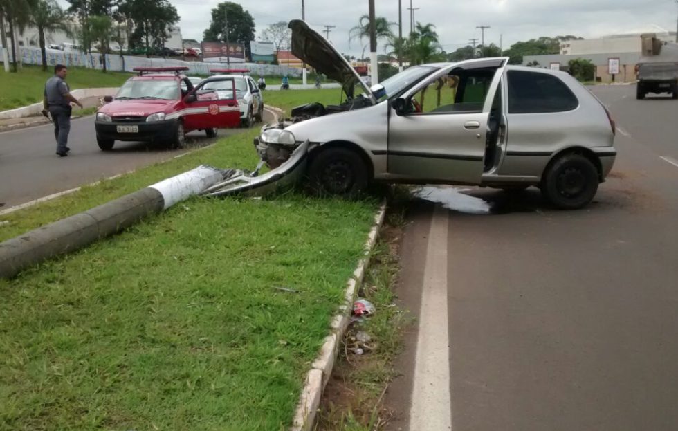 Carro derruba poste na Avenida João Ramalho