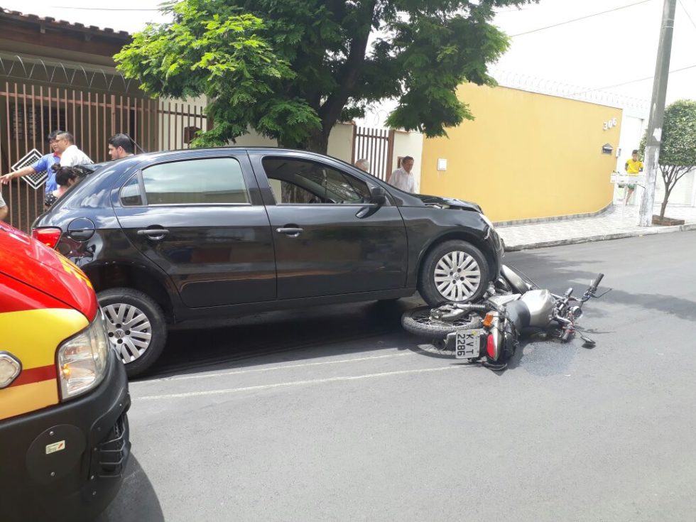 Motociclista sofre fratura exposta em acidente