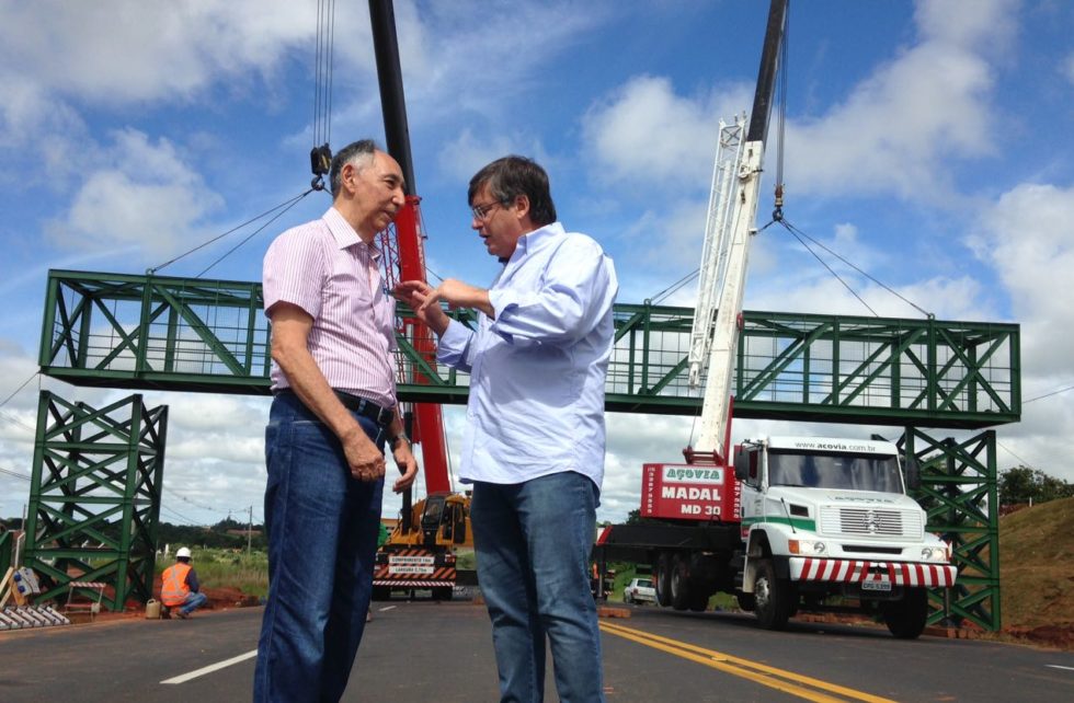 Prefeito acompanha instalação de passarela em Nóbrega