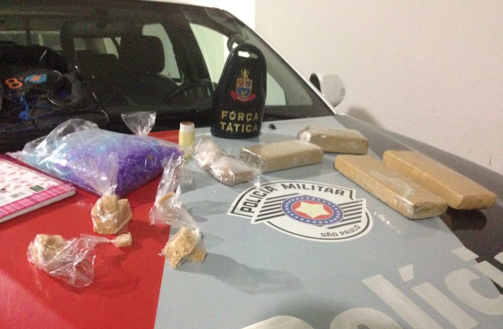 PM prende homem com tijolos de maconha e crack