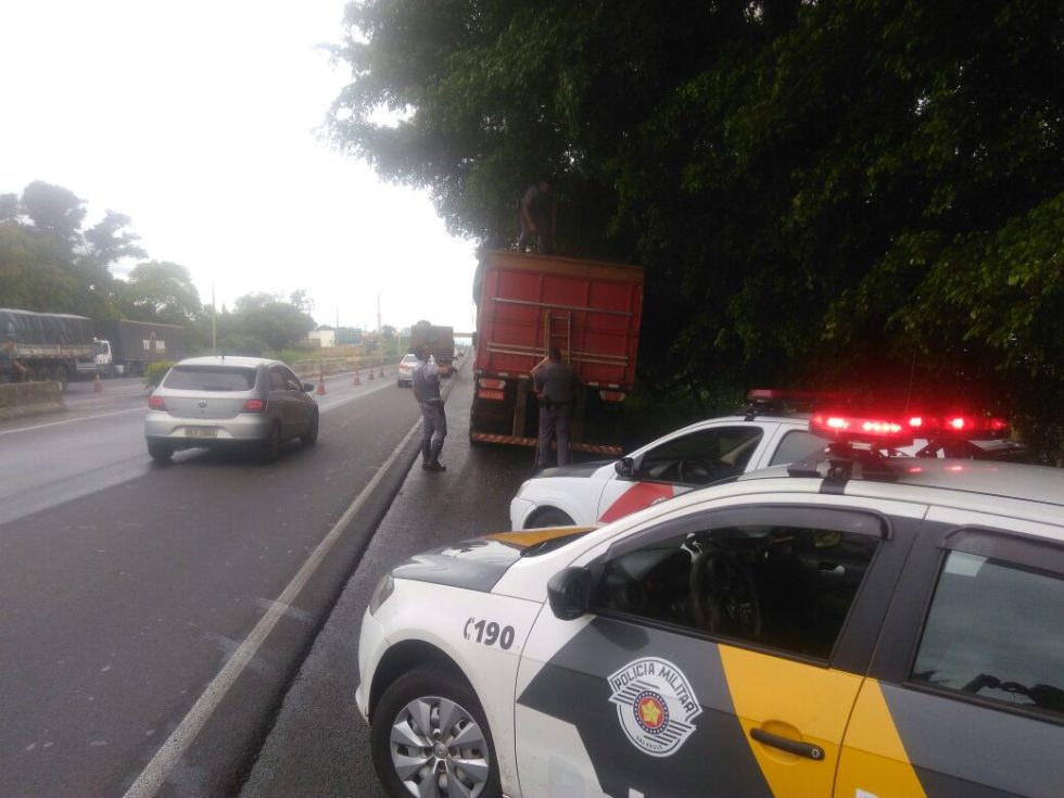 PM Rodoviária apreende carreta com cigarros