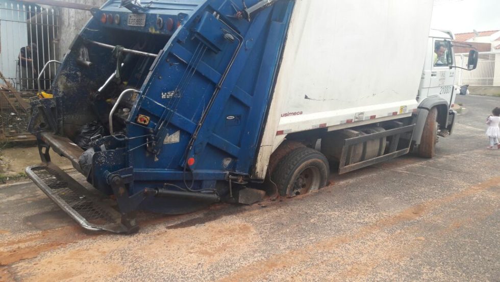 Caminhão de lixo afunda em buraco em Marília