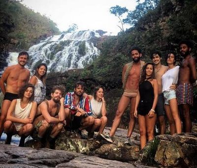 Atores ‘causam’ com foto nus em lugar paradisíaco