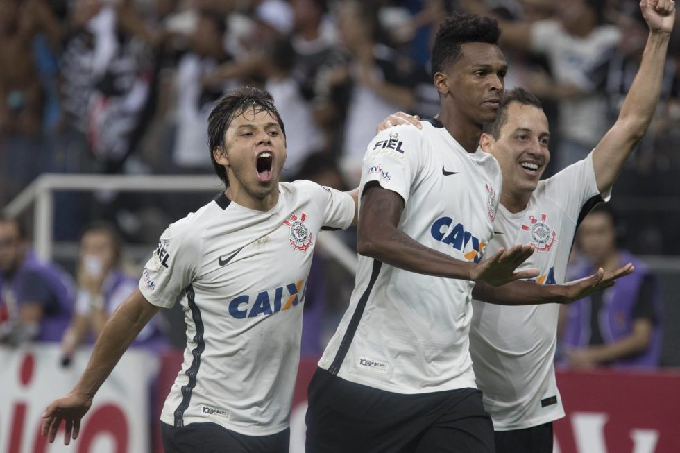 Com um a menos, Corinthians vence Palmeiras